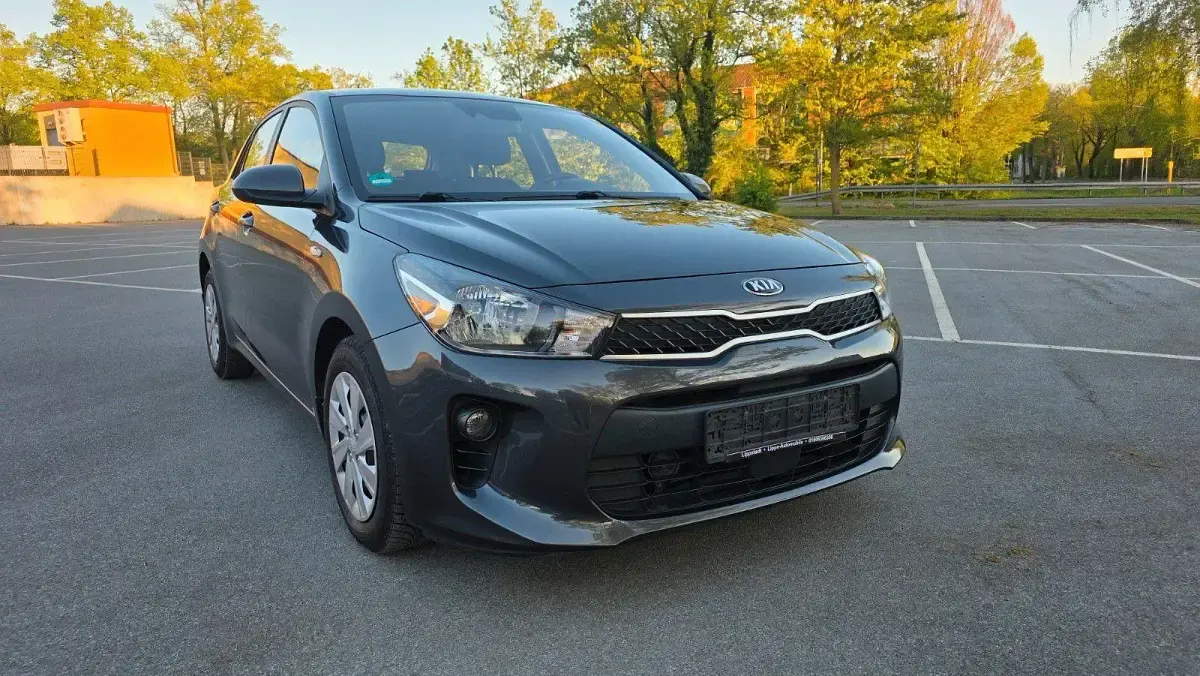 Gebraucht Kia Rio Attract 84 PS (61 kW) 2018 Grau Limousine