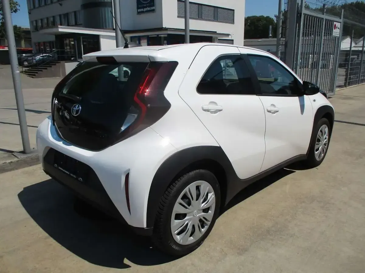 Gebraucht Toyota Aygo X X-play 72 PS (52 kW) 2023 Super (pure) white ii SUV
