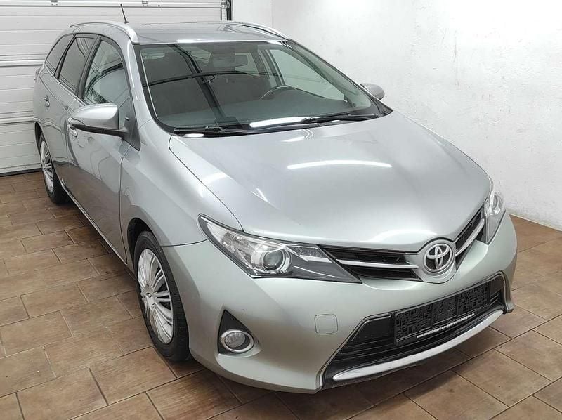 Gebraucht Toyota Auris Cool 90 PS (66 kW) 2013 New medium silver Kombi