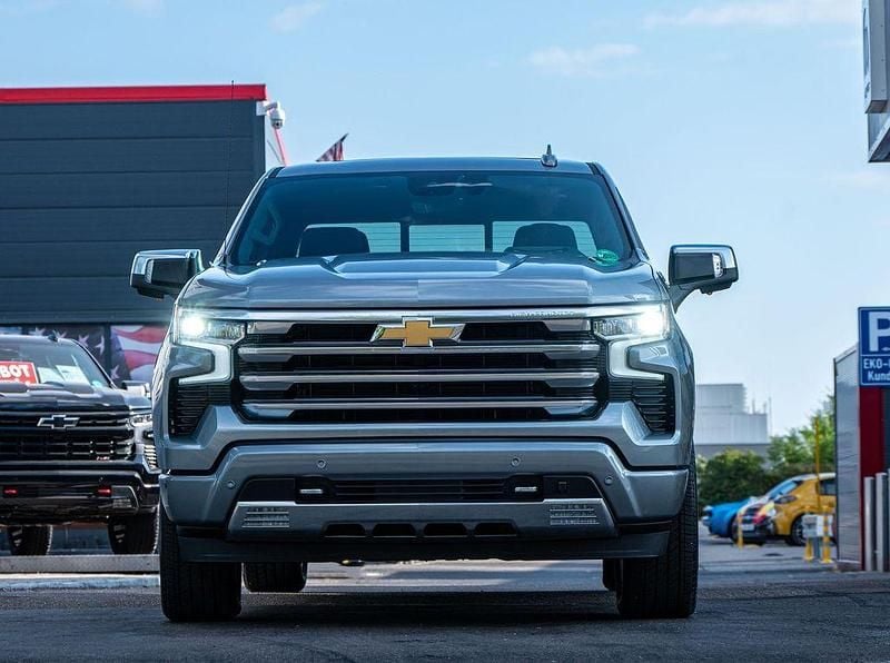 Neu Chevrolet Silverado 309 PS (227 kW) 2025 Silber SUV