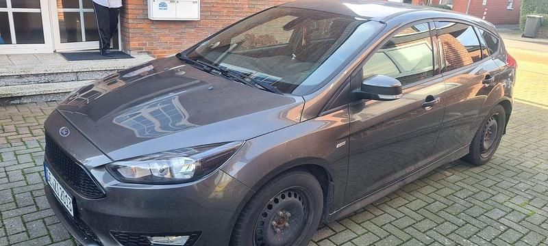Grau Gebraucht 2017 Ford Focus ST-Line Limousine | 7.500 € (Guter Preis) - Bild 1/4