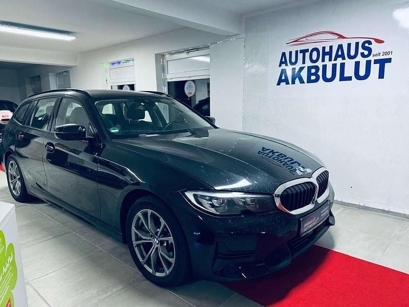 Schwarz Gebraucht 2022 BMW 330 Sport Line Kombi | 22.490 € (Superpreis) - Bild 1/3
