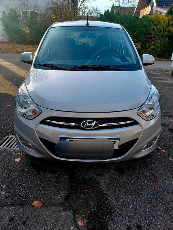 Silber Gebraucht 2013 Hyundai i10 Style Kleinwagen | 6.750 € - Bild 1/4