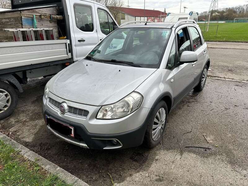 Silber Gebraucht 2011 Fiat Sedici Emotion SUV | 1.490 € (Superpreis) - Bild 1/3