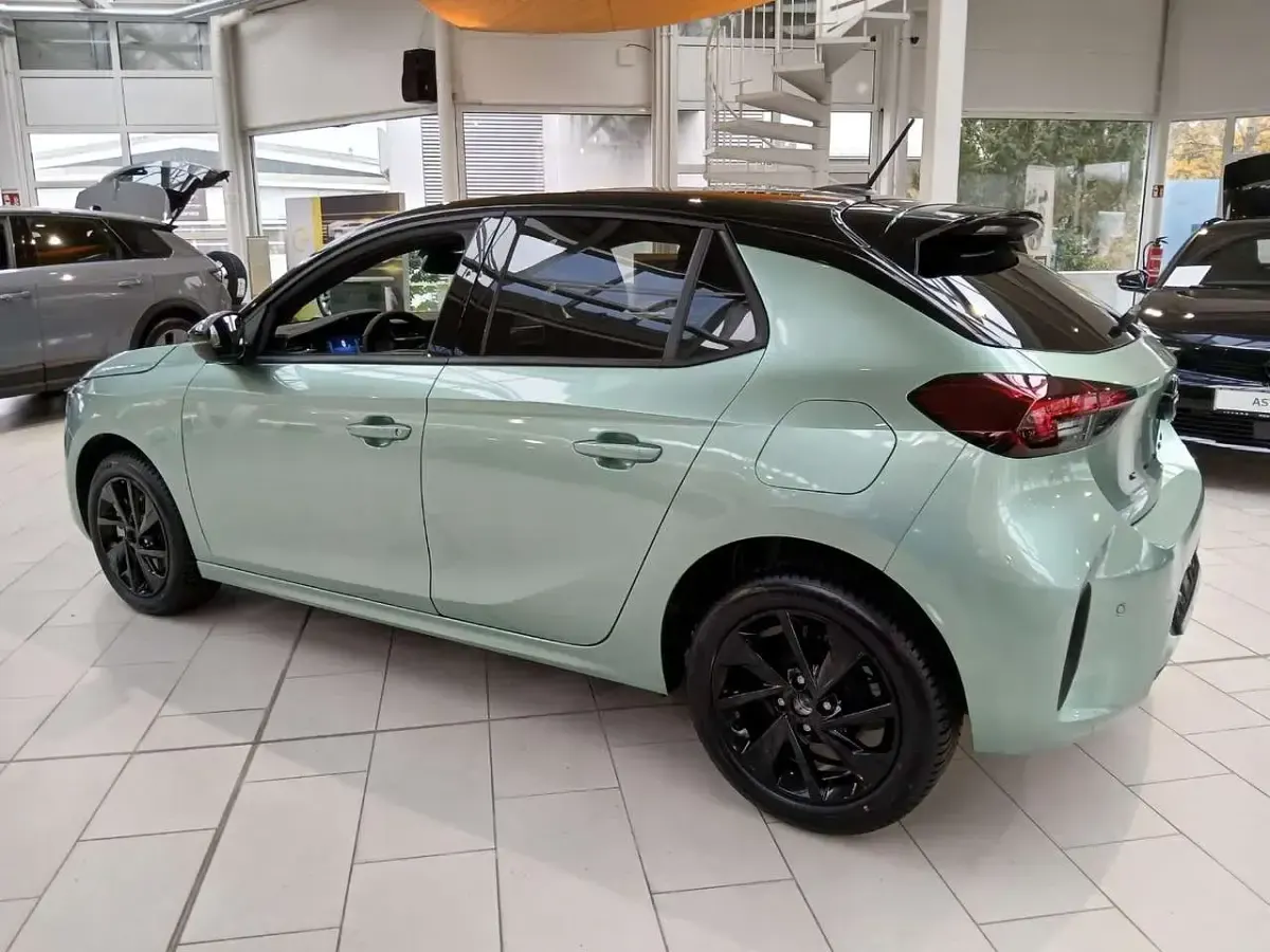 Neu Opel Corsa 101 PS (74 kW) 2025 Grün (eukalyptus grün) Kleinwagen