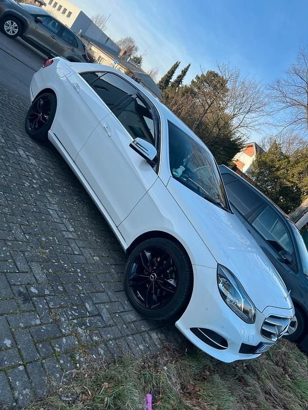 Weiß Gebraucht 2014 Mercedes E200 Limousine | 14.599 € (Fairer Preis) - Bild 1/4