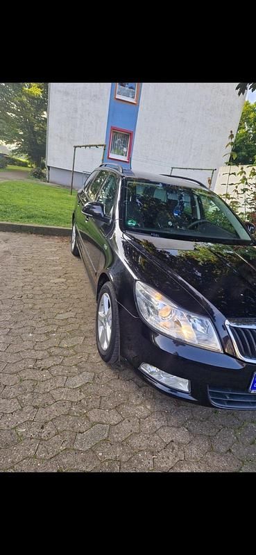 Schwarz Gebraucht 2011 Skoda Octavia Limousine | 6.000 € (Teuer) - Bild 1/4