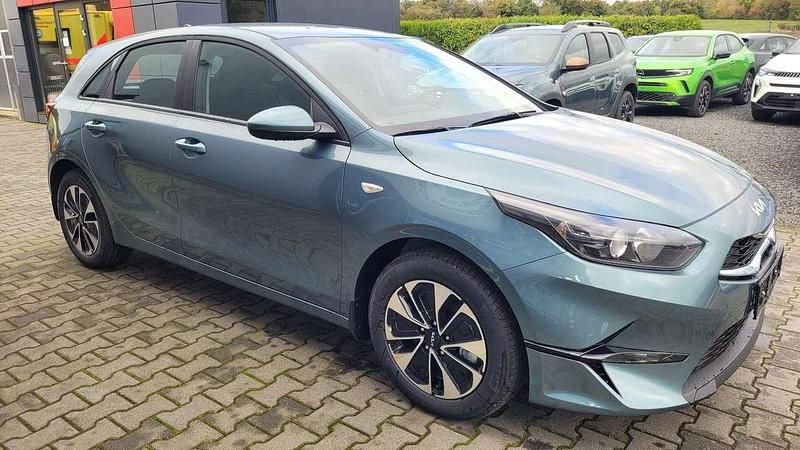 Neu Kia Ceed 140 PS (102 kW) 2025 Penta grau h8g Kleinwagen