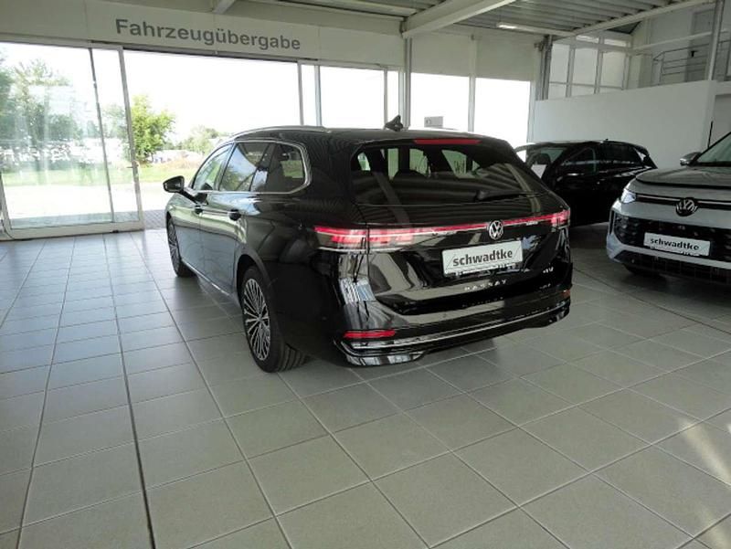 Gebraucht VW Passat Elegance 150 PS (110 kW) 2024 Grenadillschwarz metallic Kombi