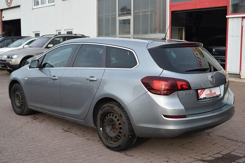 Gebraucht Opel Astra Innovation 125 PS (91 kW) 2012 Silber Kombi