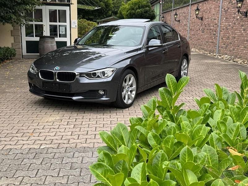 Grau Gebraucht 2015 BMW 320 Comfort Edition Limousine | 12.590 € (Fairer Preis) - Bild 1/4