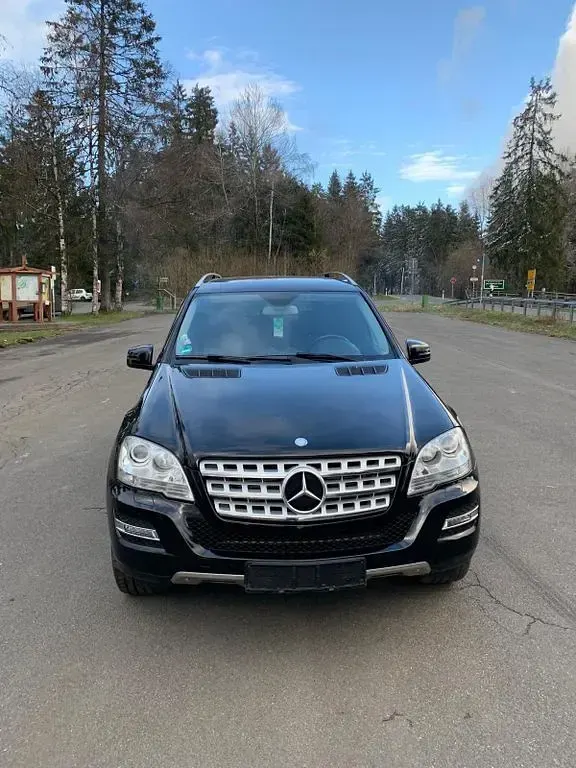 Gebraucht Mercedes ML350 231 PS (169 kW) 2010 Schwarz SUV