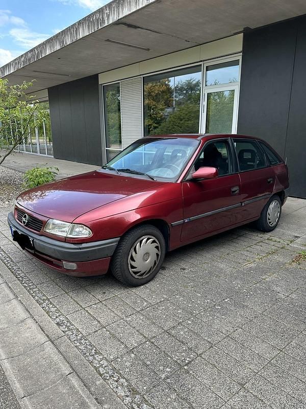 Rot Gebraucht 1996 Opel Astra Limousine | 599 € (Superpreis) - Bild 1/4