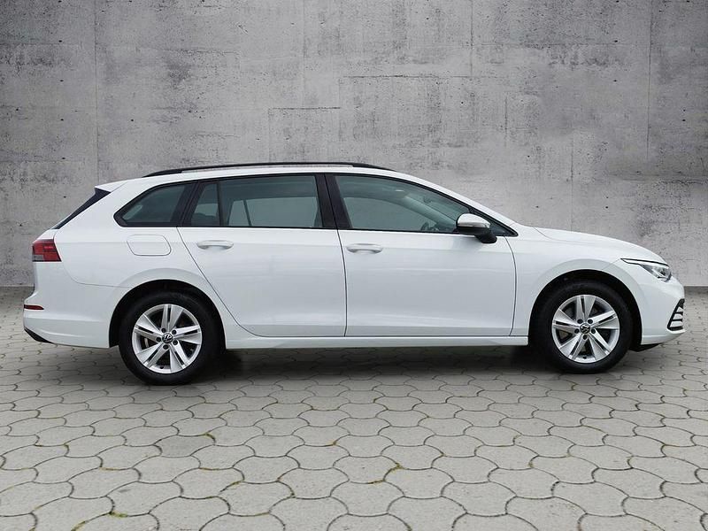 Gebraucht VW Golf VIII Life 150 PS (110 kW) 2022 Pure white Kombi