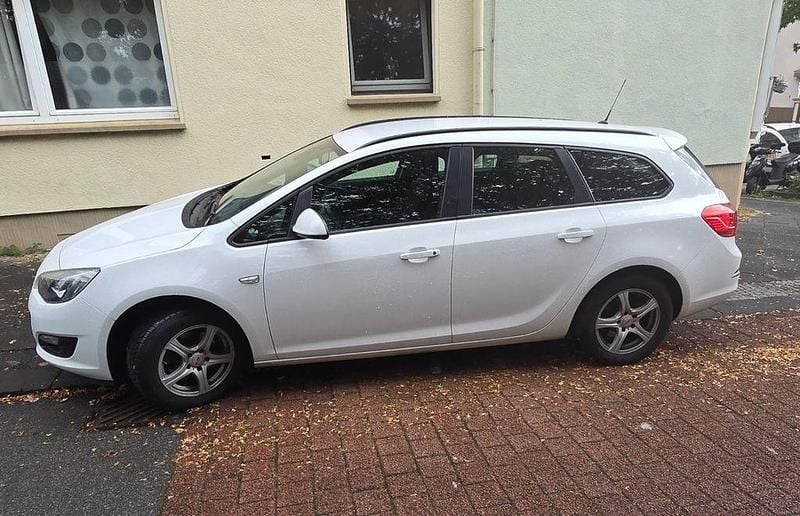 Weiß Gebraucht 2015 Opel Astra Edition Kombi | 4.499 € (Guter Preis) - Bild 1/4