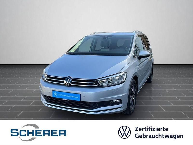 Gebraucht VW Touran Highline 150 PS (110 kW) 2022 Reflexsilber metallic (metallic) Van / Kleinbus