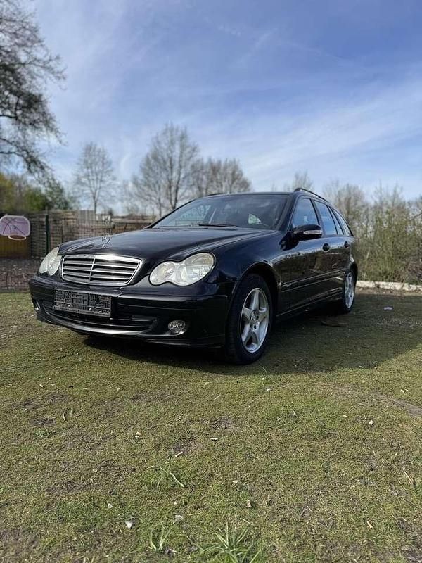 Second-hand Mercedes C200 Classic 122 CP (89 kW) 2004 Negru Break
