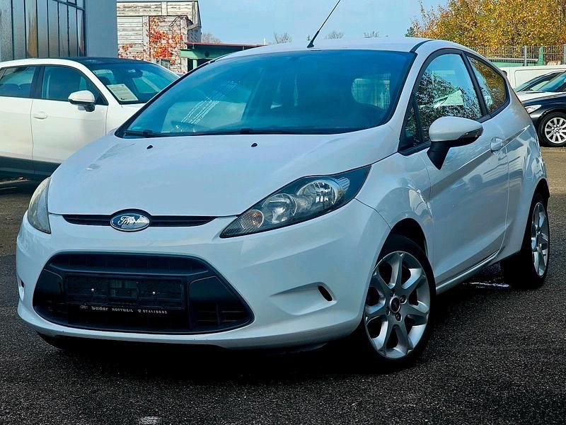 Weiß Gebraucht 2009 Ford Fiesta Kleinwagen | 3.900 € - Bild 1/4