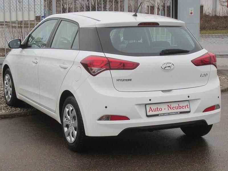 Gebraucht Hyundai i20 Classic 84 PS (61 kW) 2017 Polar white Limousine