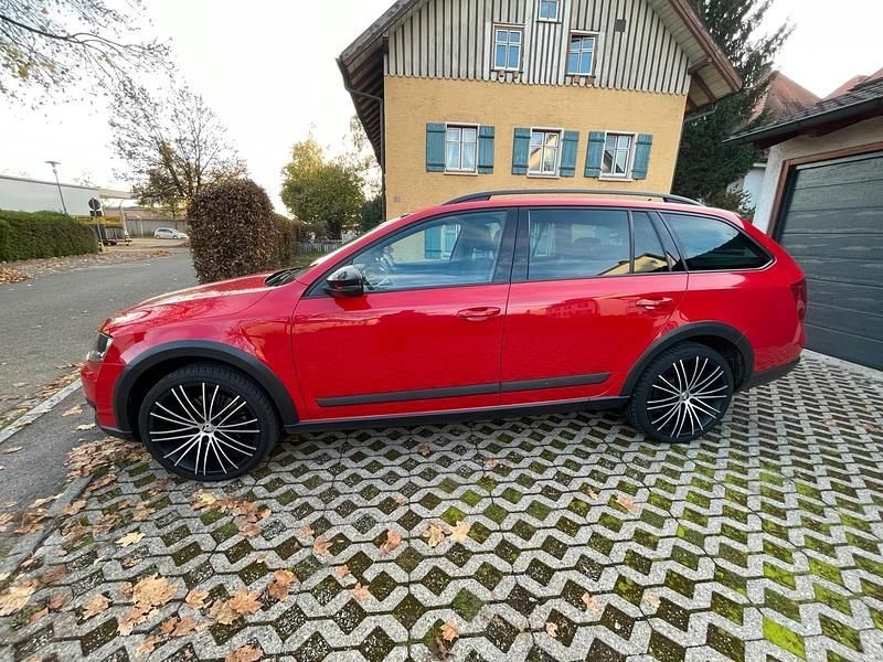 Rot Gebraucht 2015 Skoda Octavia Scout Kombi | 11.200 € - Bild 1/4