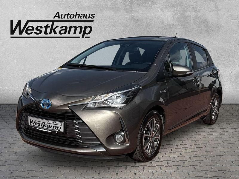 Grau Gebraucht 2020 Toyota Yaris Hybrid Team Limousine | 15.760 € (Fairer Preis) - Bild 1/4