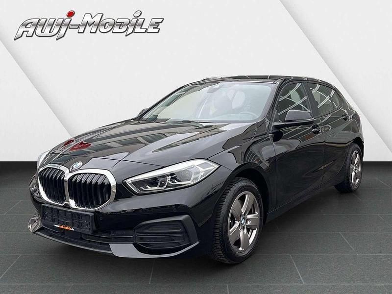 Schwarz ii/bonnet fluid black Gebraucht 2023 BMW 118 Advantage Kleinwagen | 17.999 € (Superpreis) - Bild 1/4
