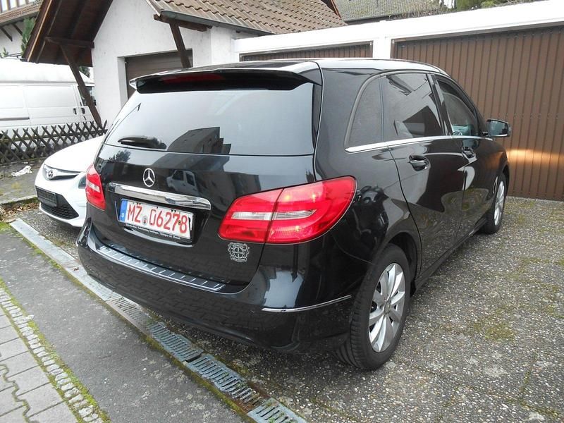 Schwarz Gebraucht 2013 Mercedes B180 Van / Kleinbus | 8.950 € (Fairer Preis) - Bild 1/4