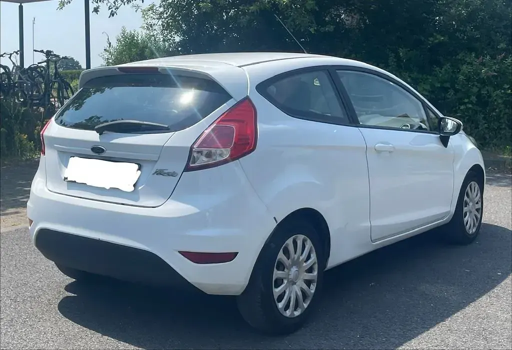 Gebraucht Ford Fiesta Trend 75 PS (55 kW) 2014 Weiß Kleinwagen