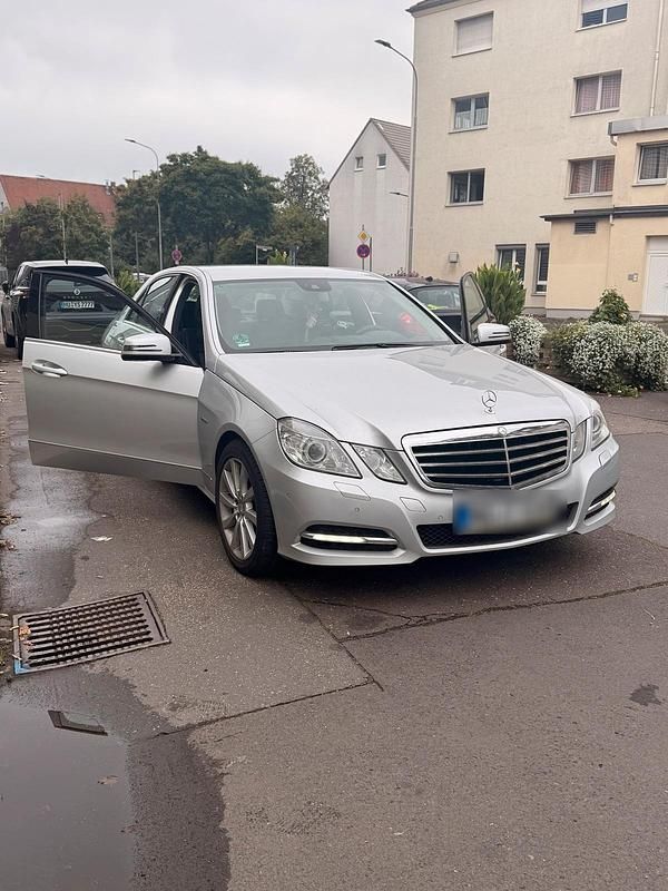 Silber Gebraucht 2012 Mercedes E250 Limousine | 9.999 € (Fairer Preis) - Bild 1/4