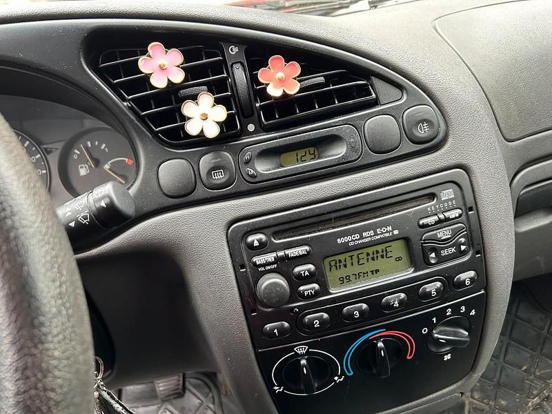 Gebraucht Ford Fiesta 55 PS (40 kW) 2000 Violet Kleinwagen