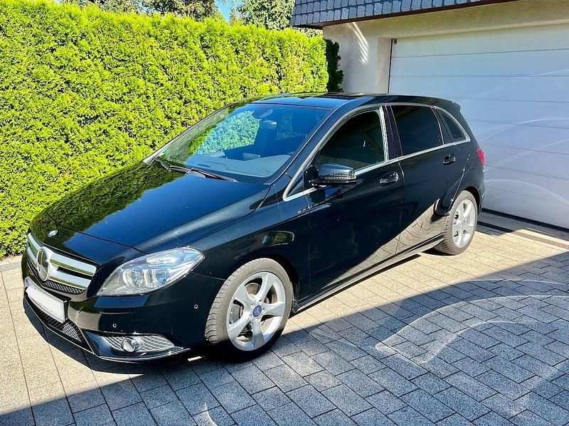 Schwarz Gebraucht 2013 Mercedes B200 Van / Kleinbus | 13.950 € (Etwas zu teuer) - Bild 1/4