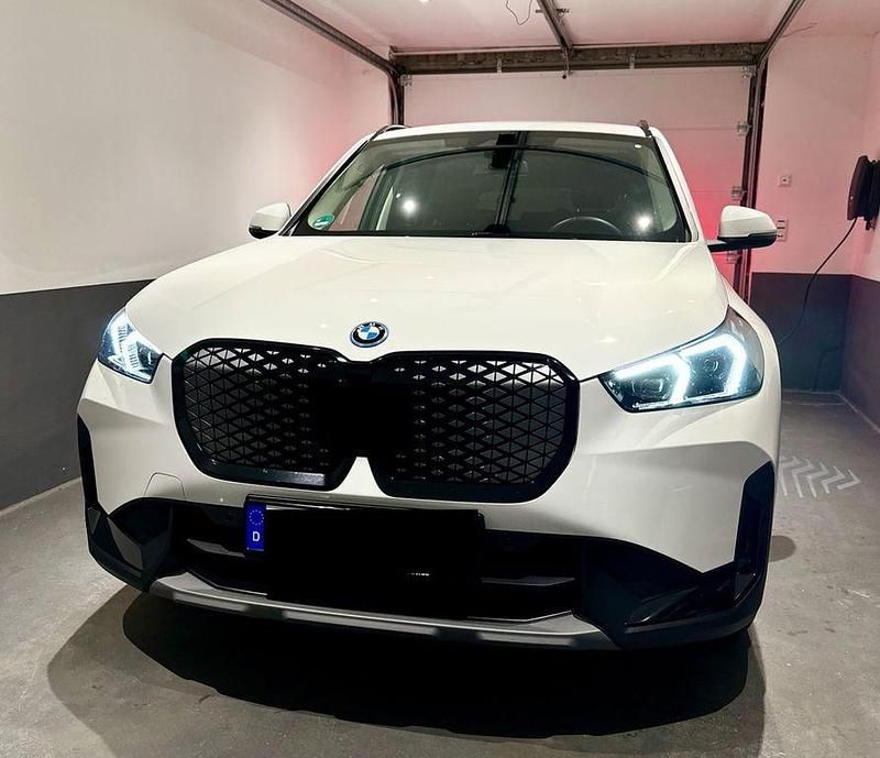 Weiß Gebraucht 2023 BMW iX1 Shadowline SUV | 33.990 € (Superpreis) - Bild 1/4