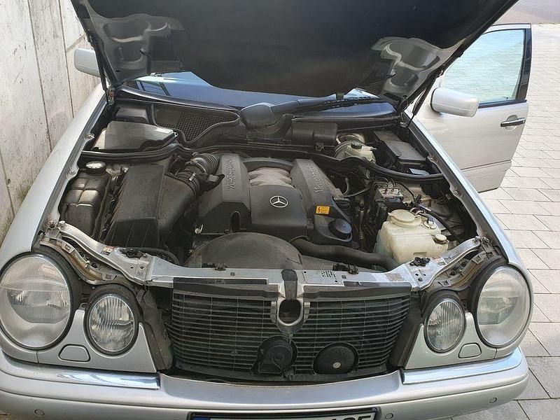 Gebraucht Mercedes E320 Avantgarde 224 PS (164 kW) 1998 Silber Limousine