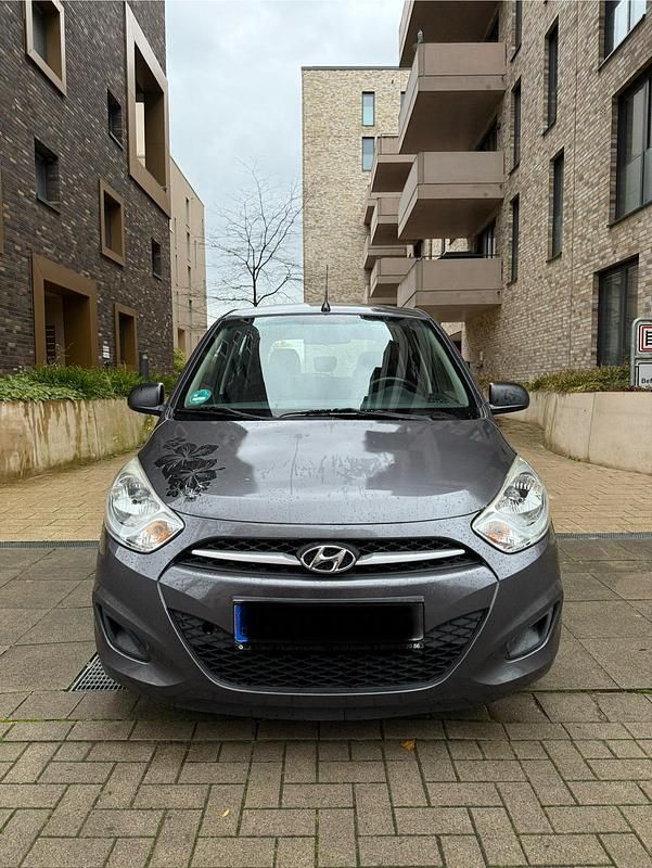 Grau Gebraucht 2013 Hyundai i10 Edition Kleinwagen | 2.700 € (Fairer Preis) - Bild 1/4