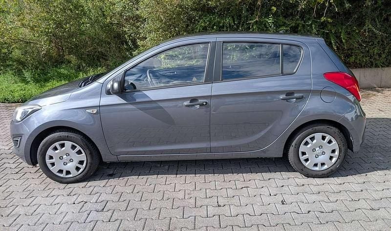 Grau Gebraucht 2014 Hyundai i20 Edition Limousine | 5.200 € (Guter Preis) - Bild 1/4