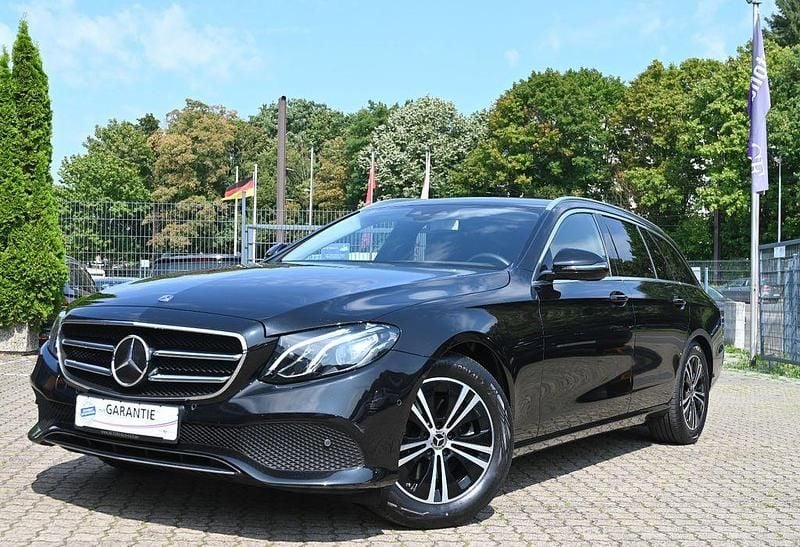 Schwarz Gebraucht 2020 Mercedes E200 Avantgarde Limousine | 27.998 € (Superpreis) - Bild 1/4