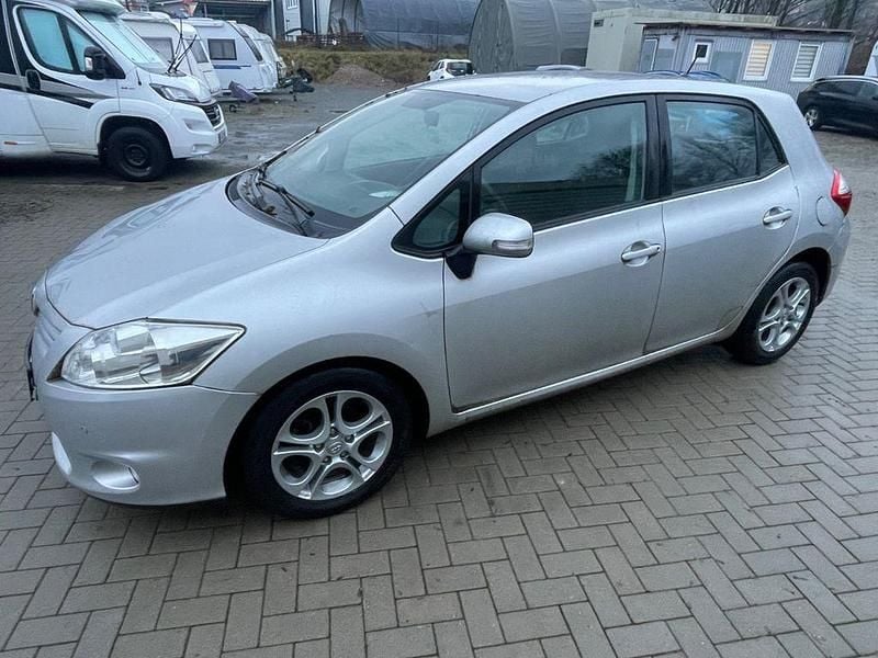 Gebraucht Toyota Auris 101 PS (74 kW) 2011 Silber Limousine