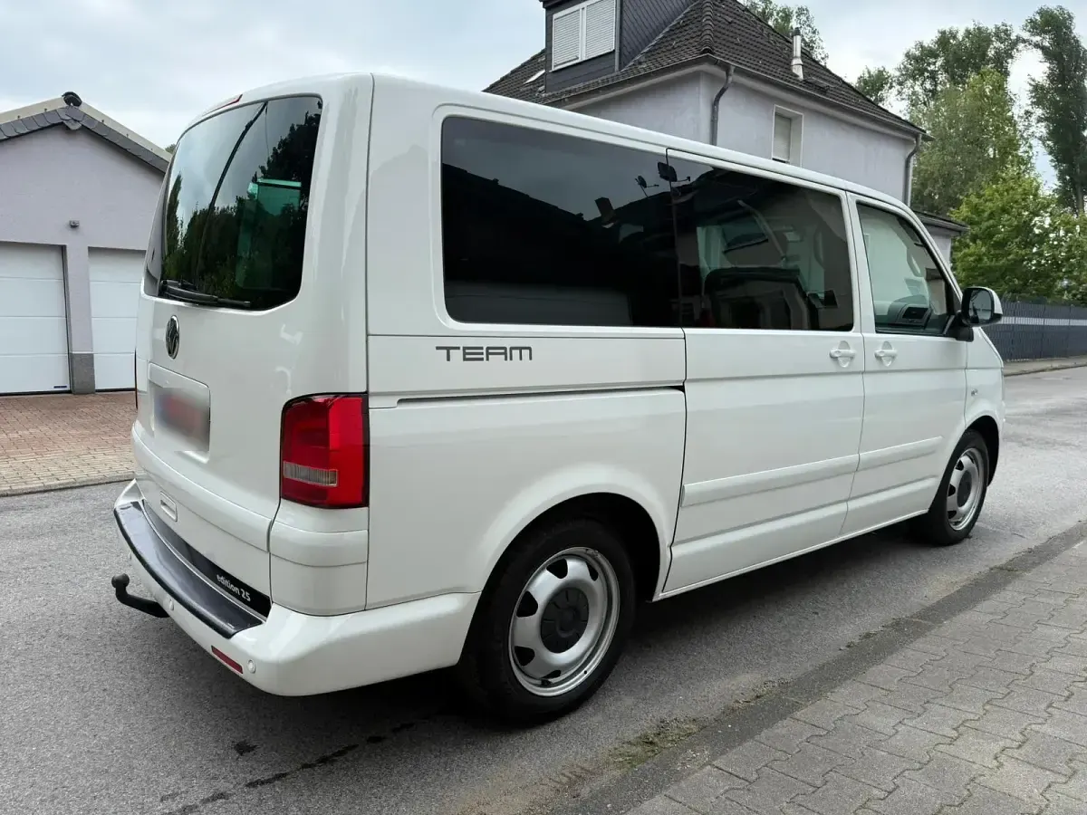 Gebraucht VW Multivan R 179 PS (131 kW) 2011 Weiß Van / Kleinbus