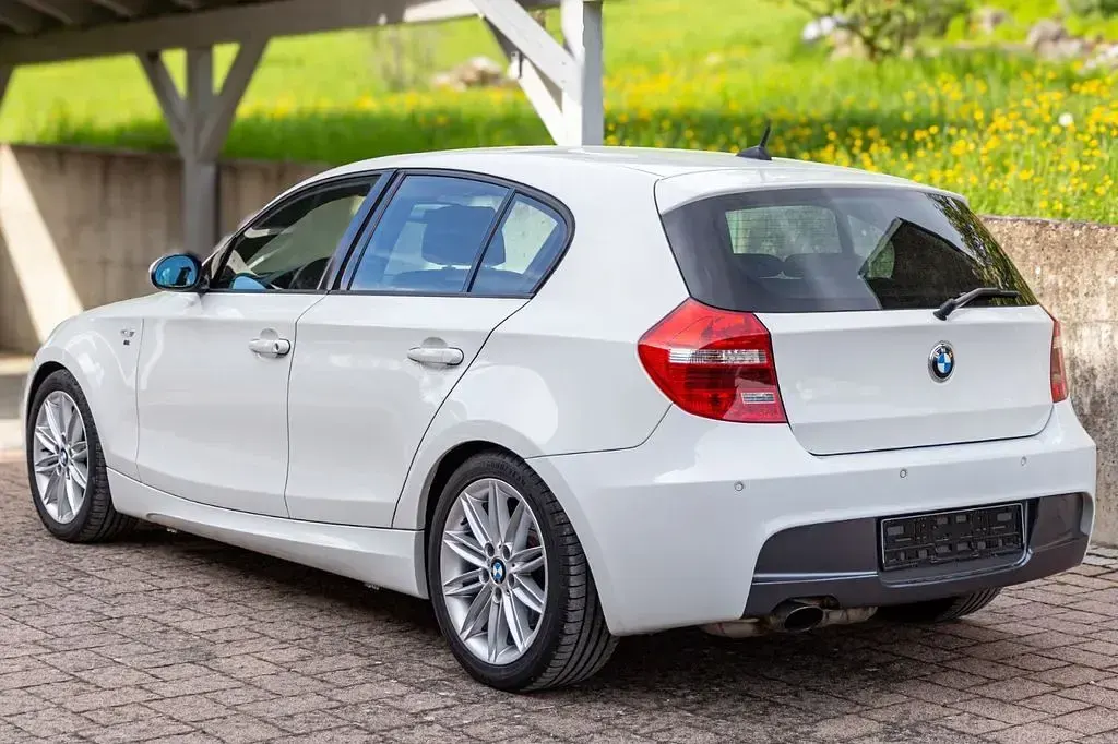 Używany BMW 118 Shadowline 143 KM (105 kW) 2007 Biały Hatchback