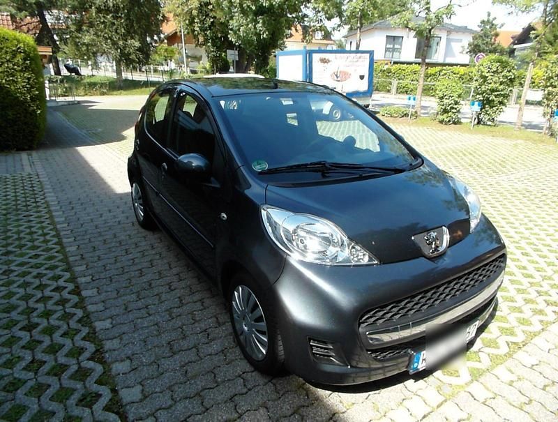 Grau Gebraucht 2011 Peugeot 107 Kleinwagen | 3.800 € (Fairer Preis) - Bild 1/4
