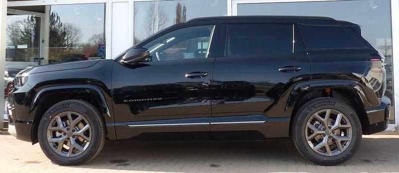 Neu Jeep Compass 145 PS (106 kW) 2026 Schwarz SUV