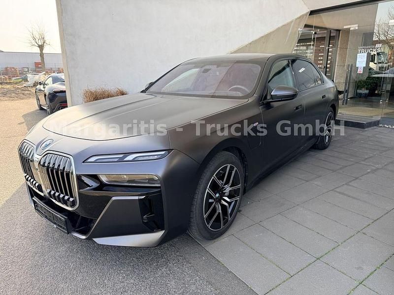 Gebraucht BMW 750e Performance 489 PS (359 kW) 2024 Grau Limousine