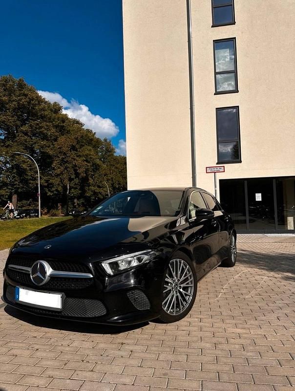 Schwarz Gebraucht 2019 Mercedes A200 Limousine | 18.530 € (Guter Preis) - Bild 1/4