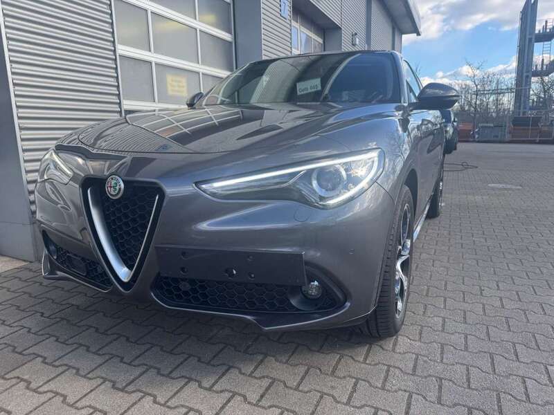 Grau Gebraucht 2021 Alfa Romeo Stelvio Lusso SUV | 42.500 € - Bild 1/4