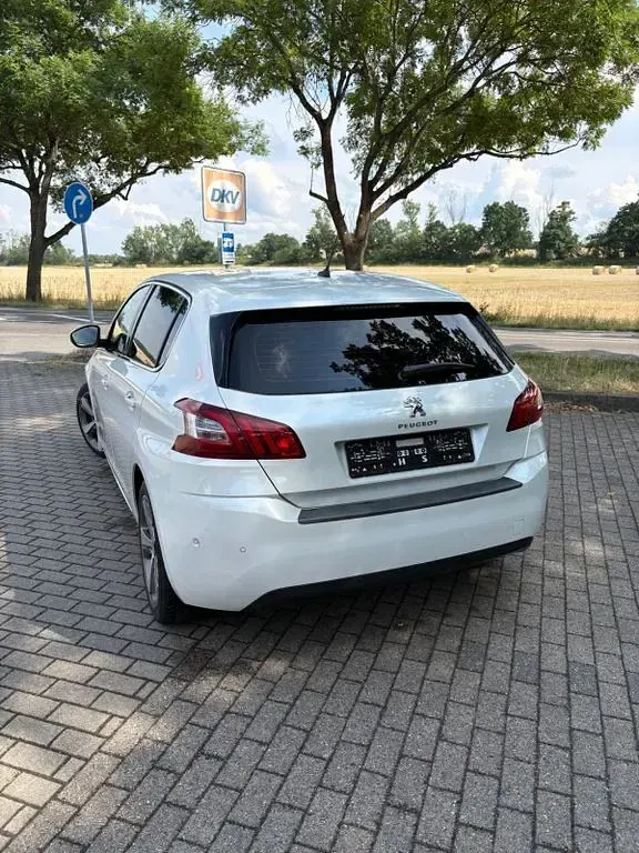 Gebraucht Peugeot 308 Allure 120 PS (88 kW) 2017 Weiß Limousine