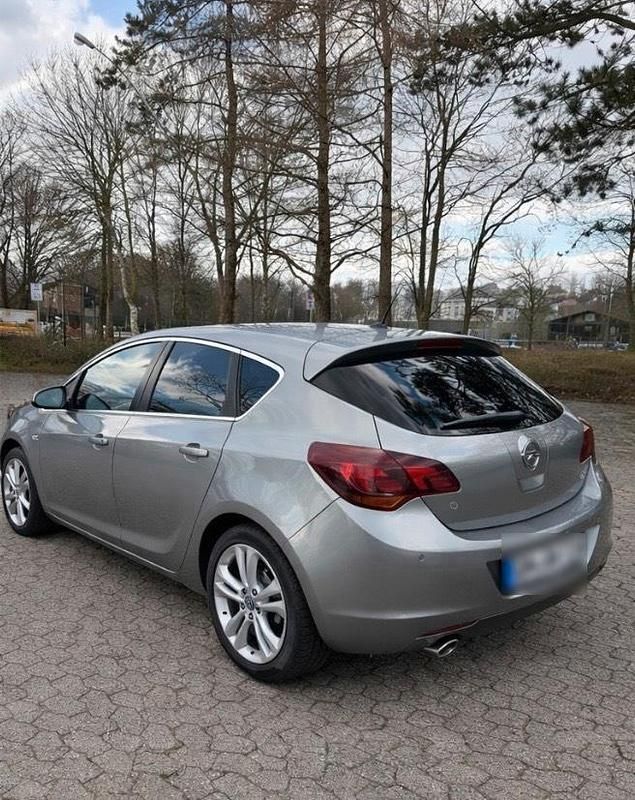Gebraucht Opel Astra 140 PS (102 kW) 2011 Silber Limousine