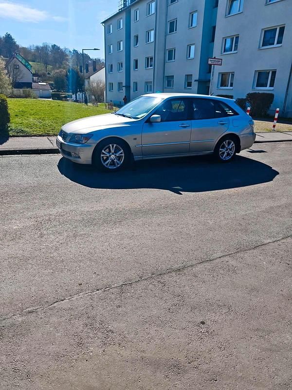 Second-hand Lexus IS200 150 CP (110 kW) 2004 Gri Break