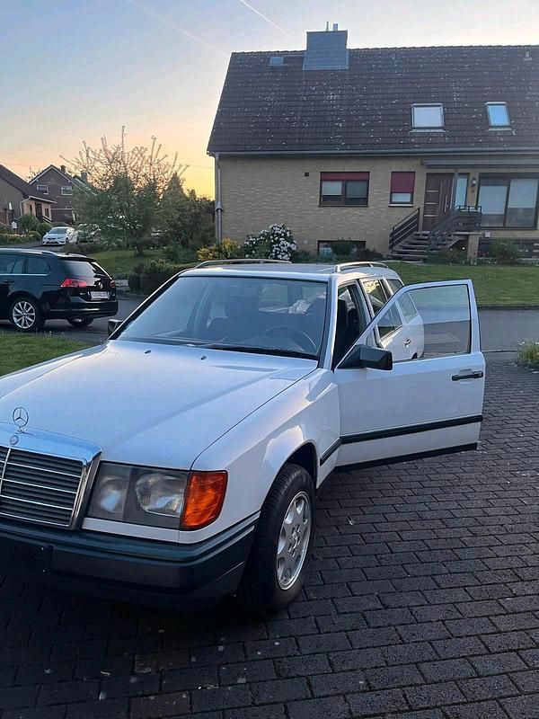 Weiß Gebraucht 1988 Mercedes E230 Kombi | 6.250 € - Bild 1/4
