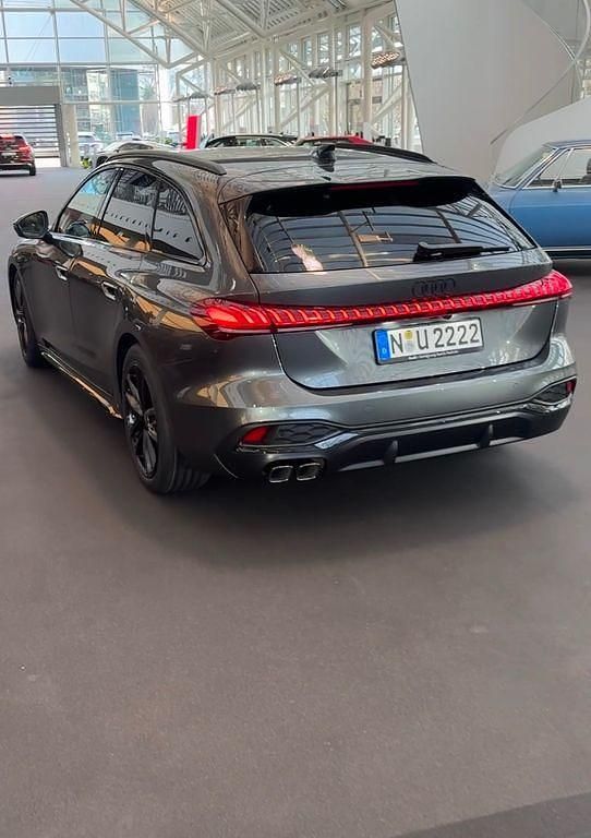 Grau Gebraucht 2024 Audi A5 Sport Kombi | 57.000 € (Fairer Preis) - Bild 1/4