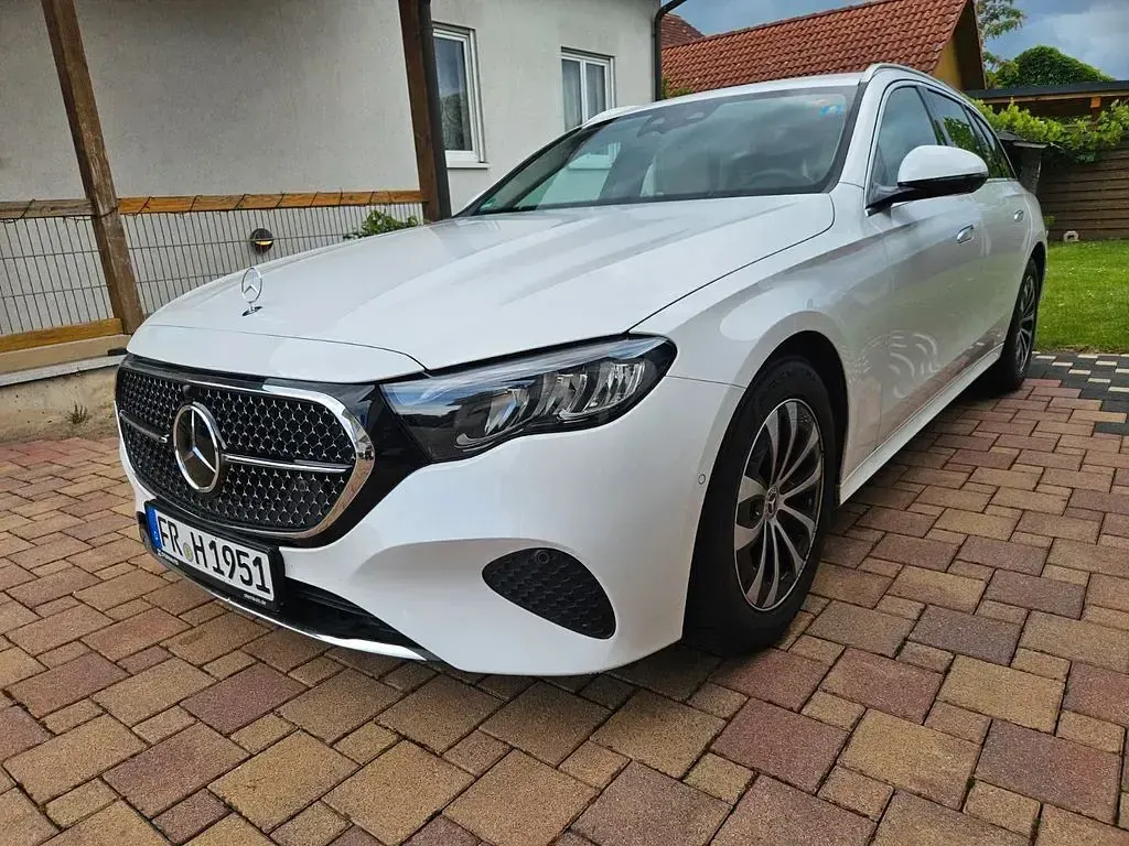 Gebraucht Mercedes E220 197 PS (144 kW) 2023 Weiß Limousine